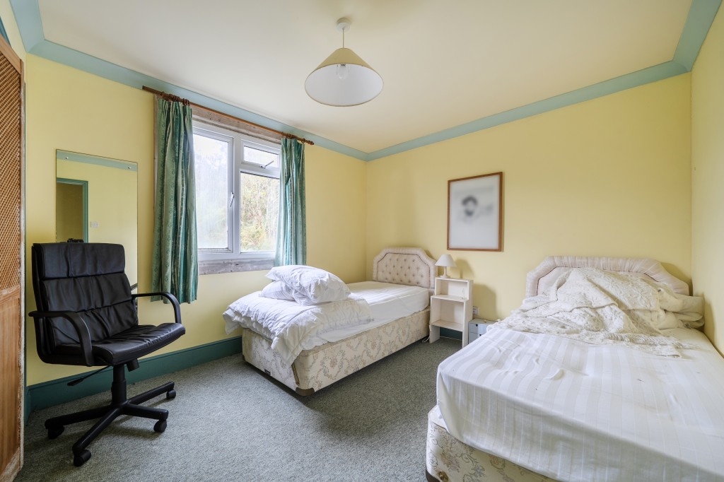 Lot: 47812 - FORMER CAPTAINS HOUSE PLUS THREE-BEDROOM BUNGALOW SET IN OVER 8.5 ACRES OF LAND WITH COUNTRYSIDE AND SEA VIEWS - Seascape twin bedroom